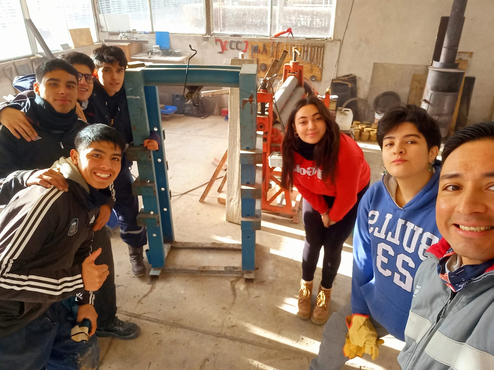 Alumnos de la EPET 11 de Zapala con su proyecto solidario.