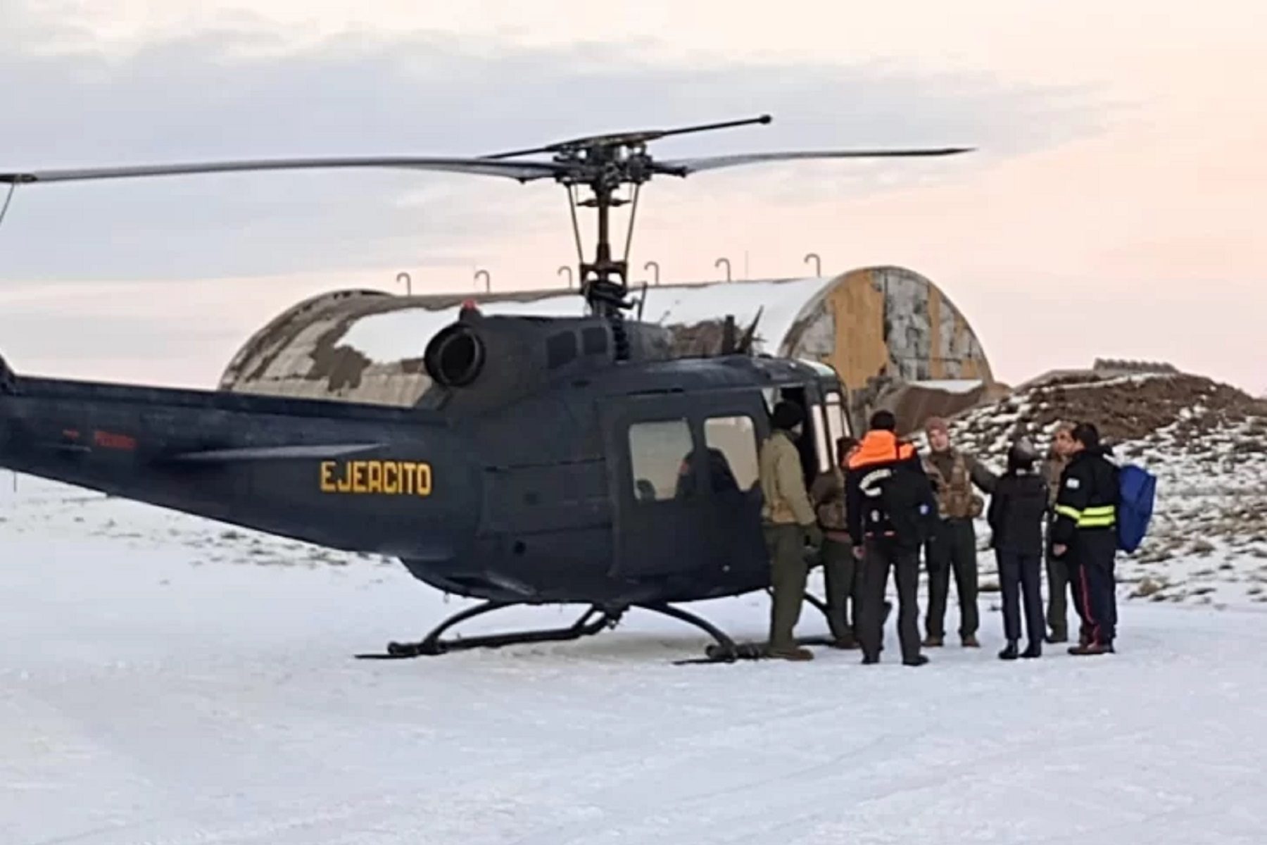 Las autoridades rescataron a cuatro hombres atrapados por la nieve en una estancia de Santa Cruz. Crédito La Opinión Austral.