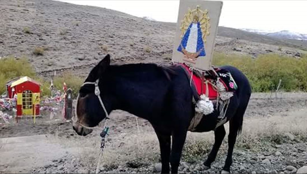 Una imagen de la Virgen de Luján hecha por estos estudiantes hoy descansa en Pichi Neuquén, al norte de Manzano Amargo. Foto: Gentileza.