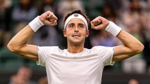¡Triunfazo de Tomás Etcheverry!: venció a Luca Nardi y avanzó a la segunda ronda en Wimbledon