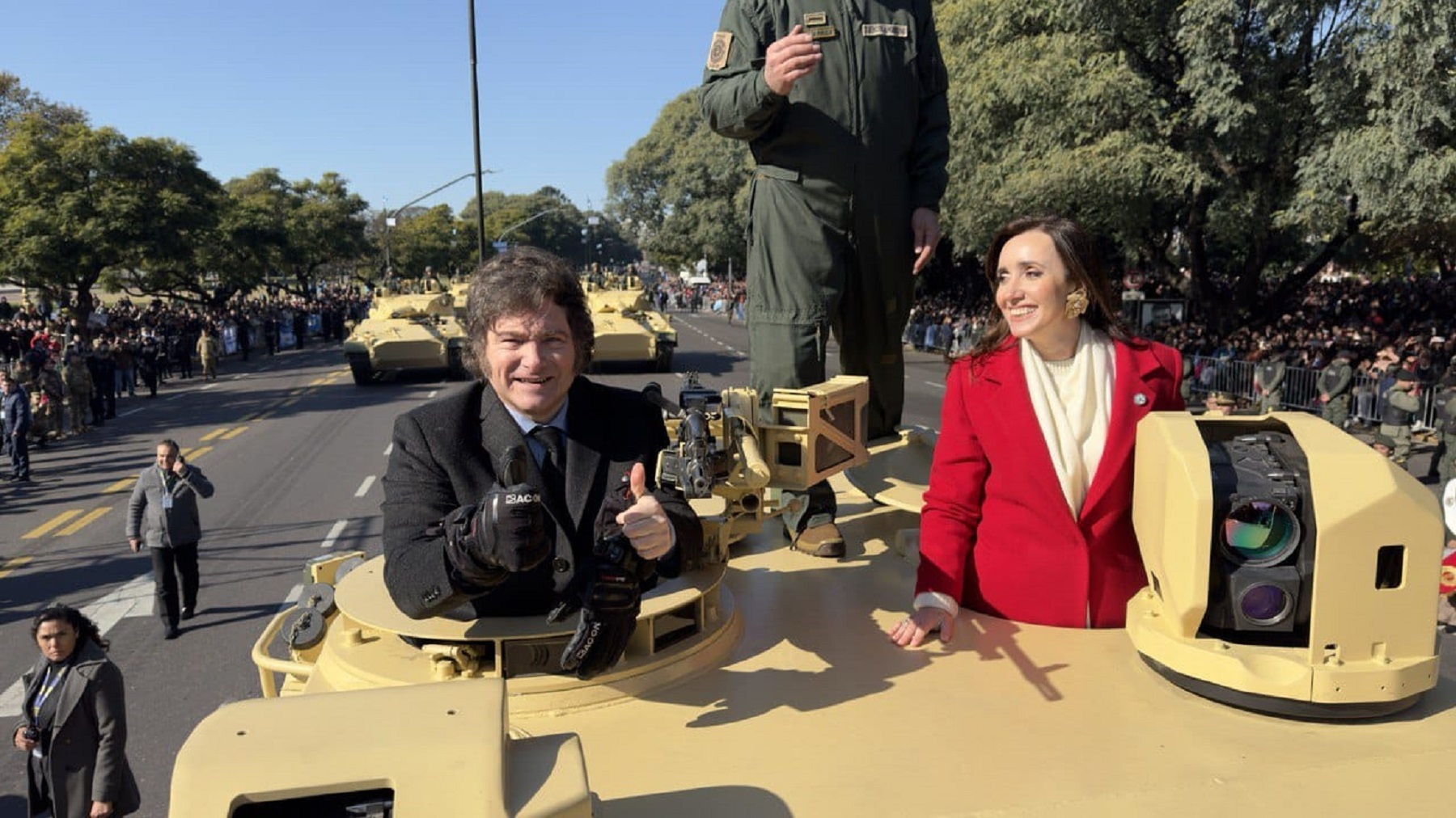 Ayer, Javier Milei aprovechó un "tiempo libre" en los festejos por el Día de la Independencia y sumó un nuevo condicionamiento a la salida del cepo aprovechando que no operaban los mercados. (Foto Presidencia)