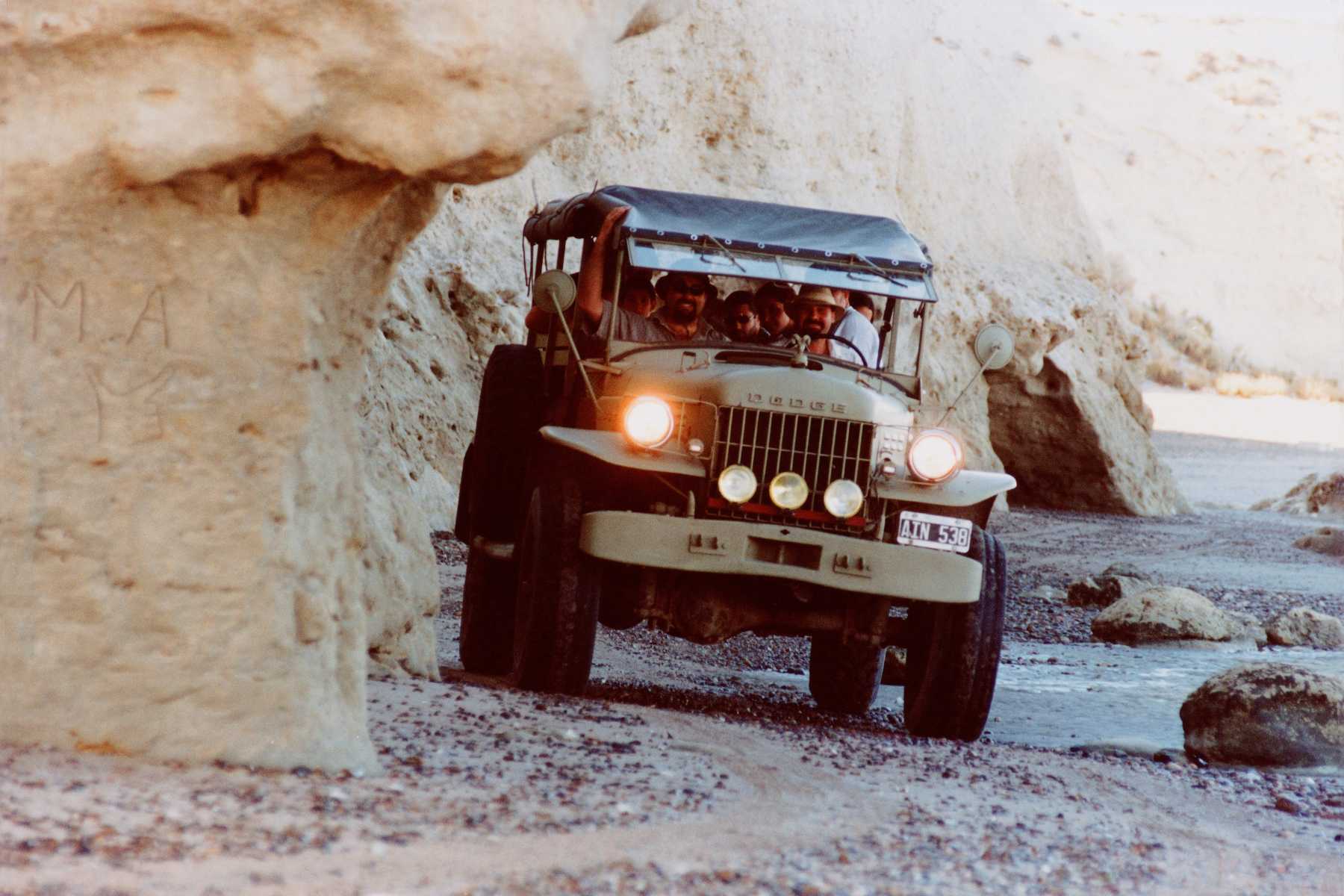 Una de las primeras excursiones que hizo Fernando, al llegar a Las Grutas. En la foto maneja su amigo Sergio 'Flecha' Pérez, y él es el que está al lado, de barba y bigotes