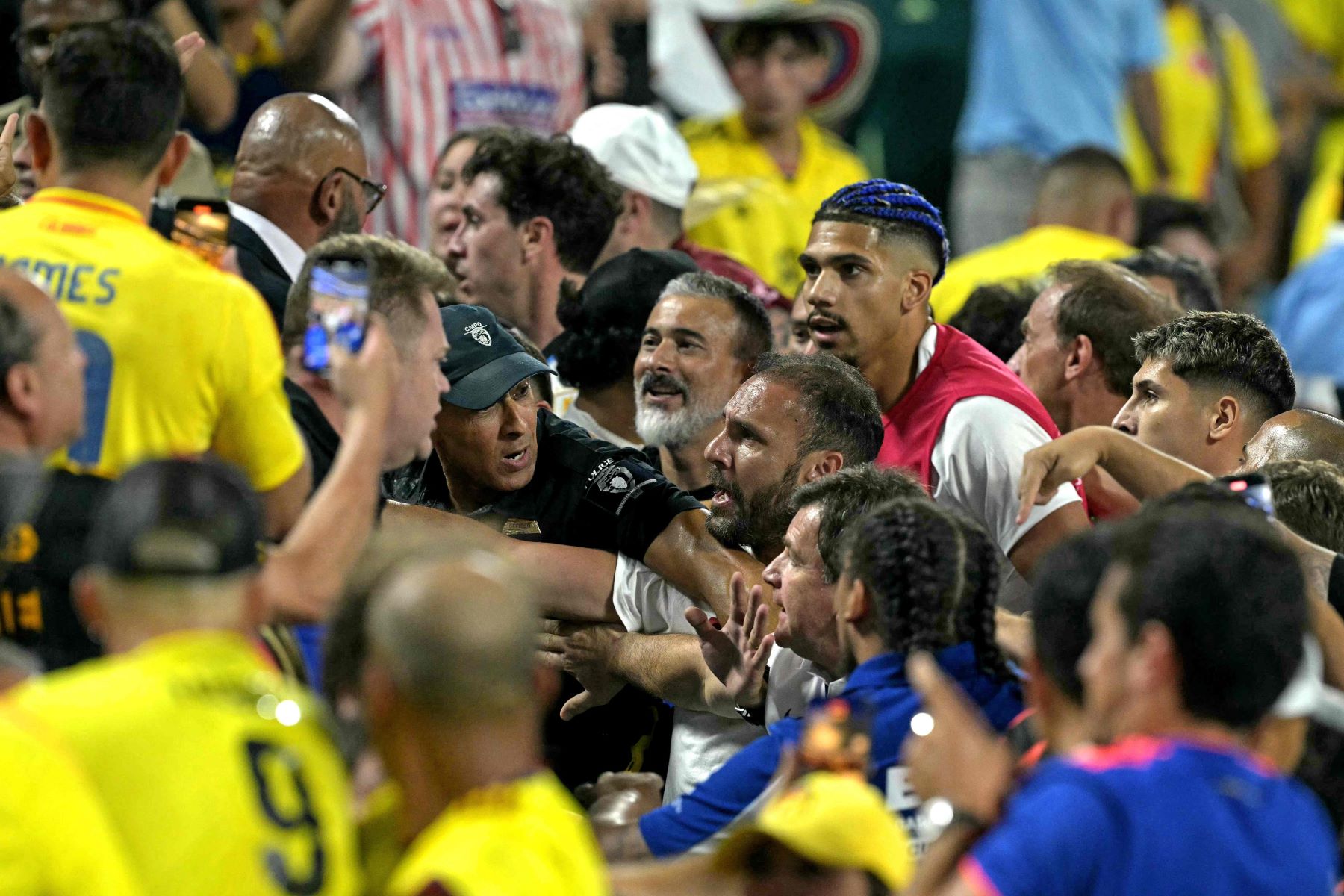 Los hinchas de Colombia y los jugadores de Uruguay, cara a cara en la tribuna. (AFP)