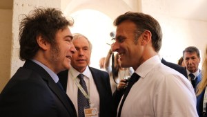 Javier Milei llegó a Francia para los Juegos Olímpicos: su agenda y qué hablará con Emmanuel Macron