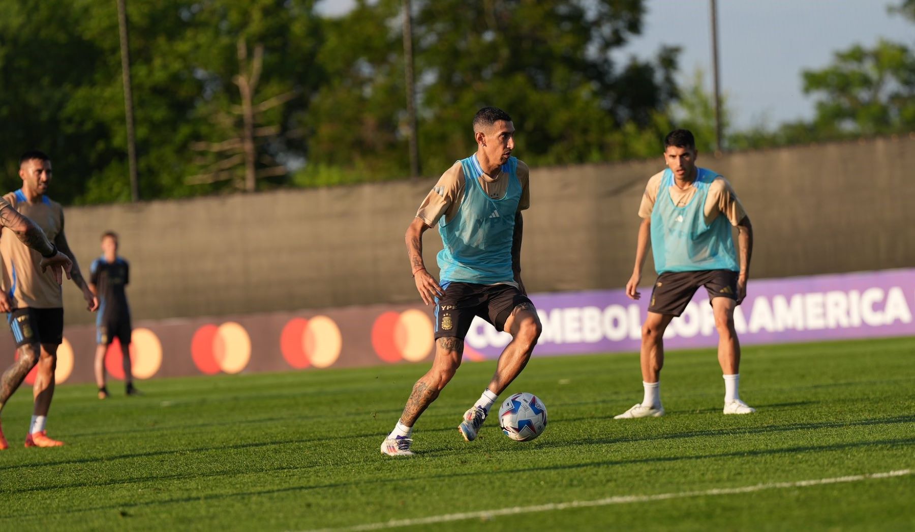 Fideo Di María tiene todas las fichas para ser titular, mañana ante Canadá. (@Argentina)