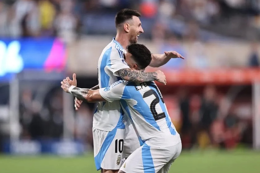 Lionel Messi y Enzo Fernández festejan el segundo tanto de Argentina ante Canadá.