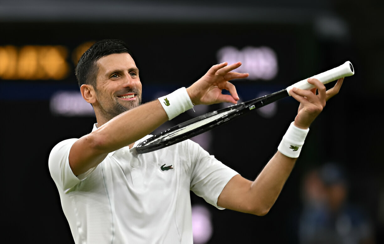 El festejo de Novak Djokovic al vencer a Lorenzo Musetti y meterse en la final de Wimbledon.