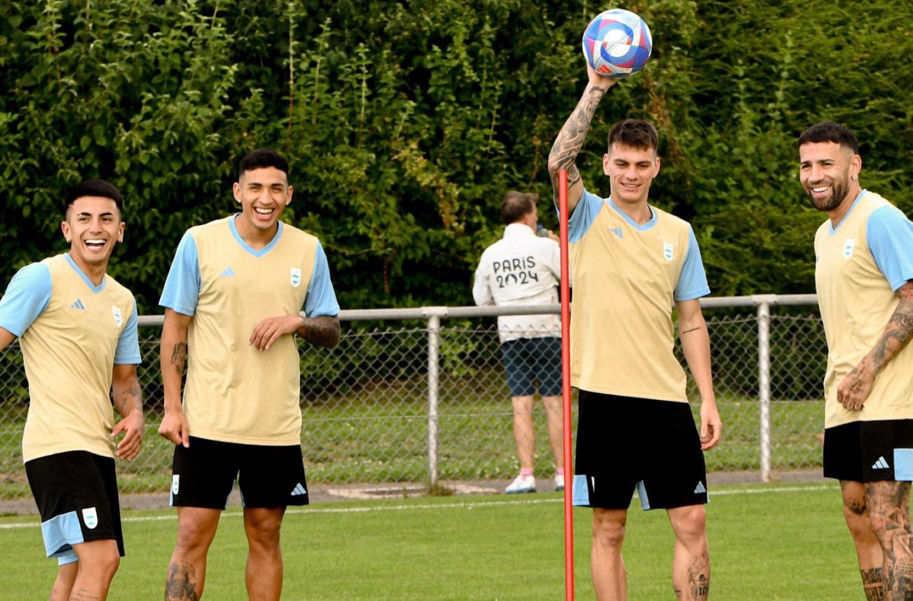 Almada, Equi Fernández, Zenón y Otamendi, listos para el debut. (AFA)