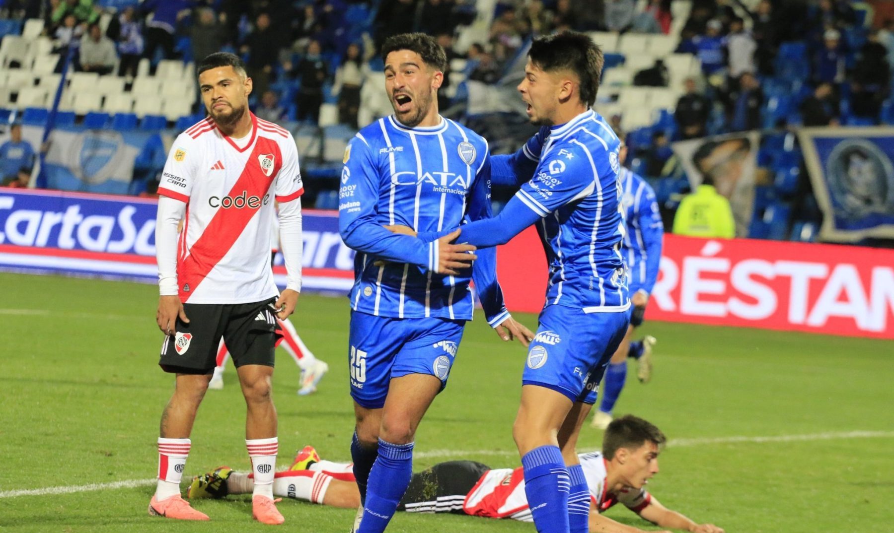 Poggi metió los dos goles de Godoy Cruz.