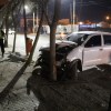 Imagen de Intentó esquivar un auto y derrapó por el hielo, en Centenario: terminó chocando contra un árbol