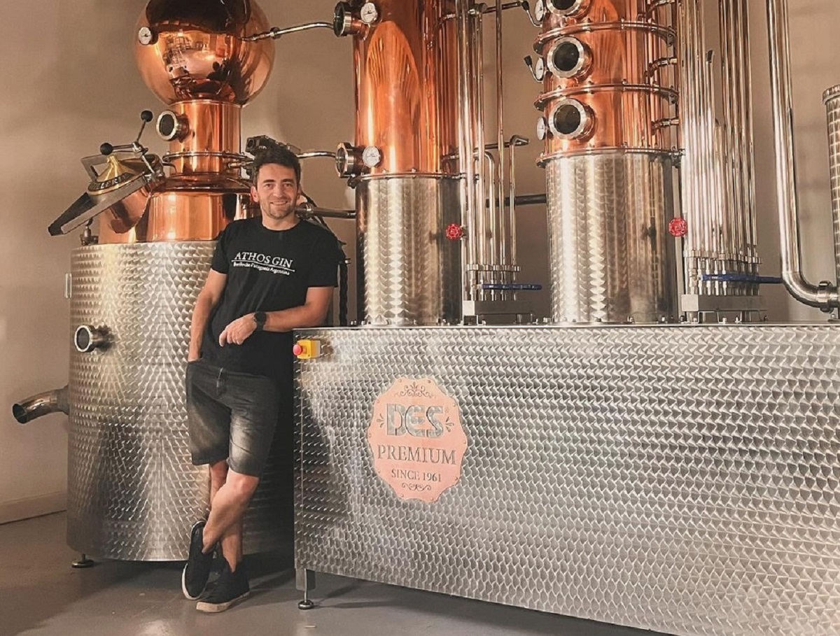 Alejandro Philbert, chef y creador del gin Athos en Bariloche.