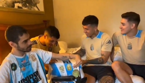 Exequiel Palacios, Enzo Fernández y Julián Álvarez  junto a Juancito. Captura de video.