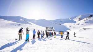 Vacaciones de invierno en Esquel: cuánto cuesta  esquiar en La Hoya y pasear en La Trochita entre la nieve