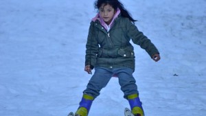 "Esto es hermoso": Amaia tiene 6 años y así aprende a esquiar con sus amigos en el nuevo parque de nieve del norte neuquino