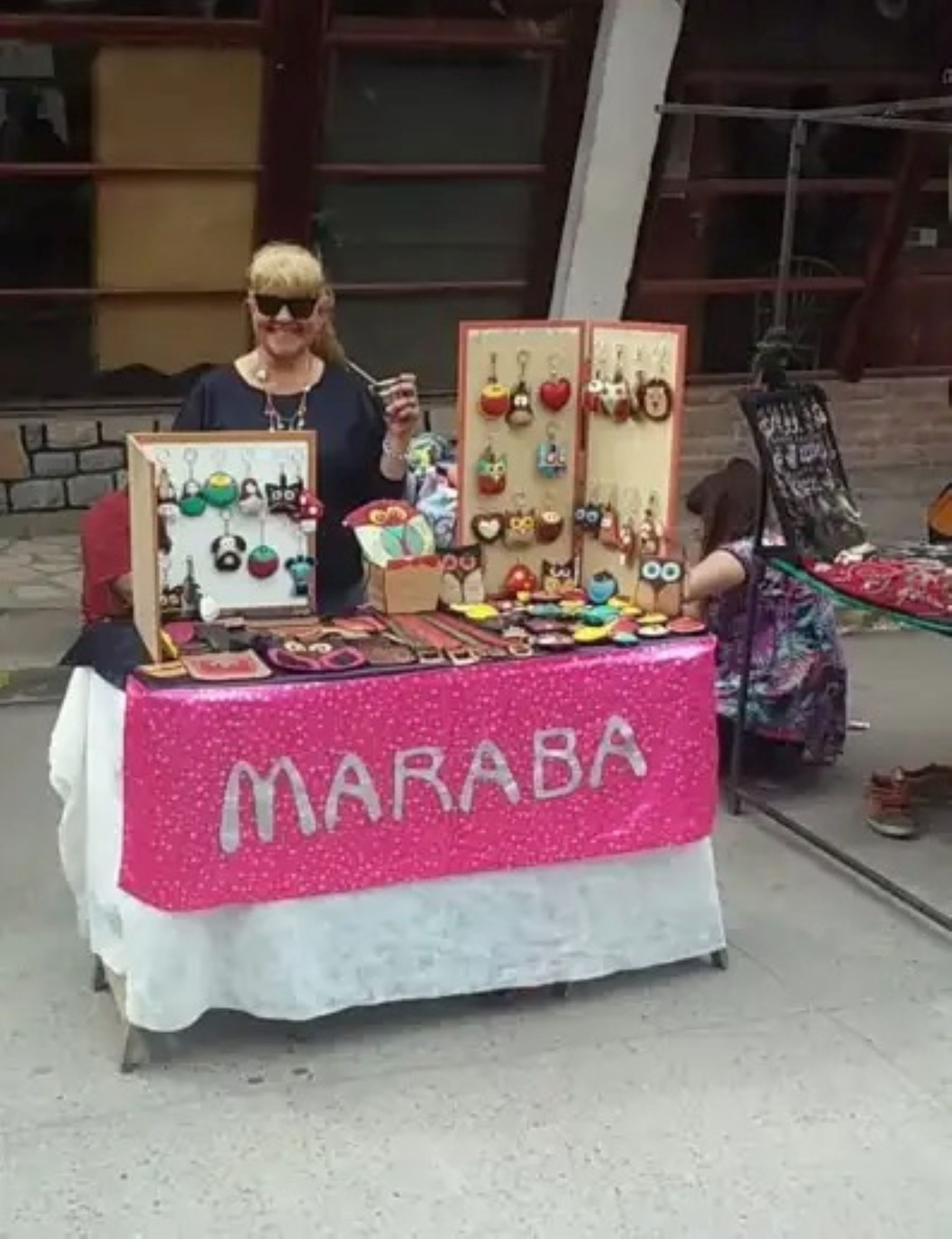 Marta antes de mudarse, vendió artesanías en Colonia Suiza. Foto: gentileza