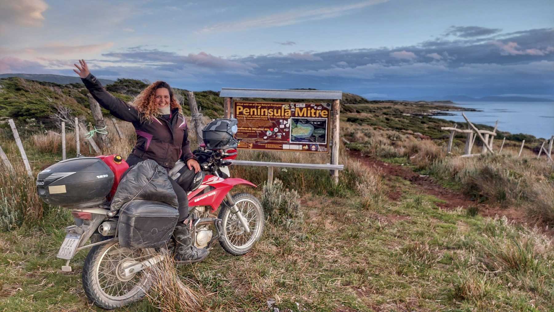 Aunque su camino no tiene un destino fijo, cada parada es una nueva oportunidad para aprender, crecer y conectar. Fotos: Instagram: penny.rider.arg, Youtube: Penny Rider.