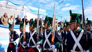 Video | Más de 35 mil personas en la vuelta del desfile cívico militar en Neuquén por el 9 de Julio