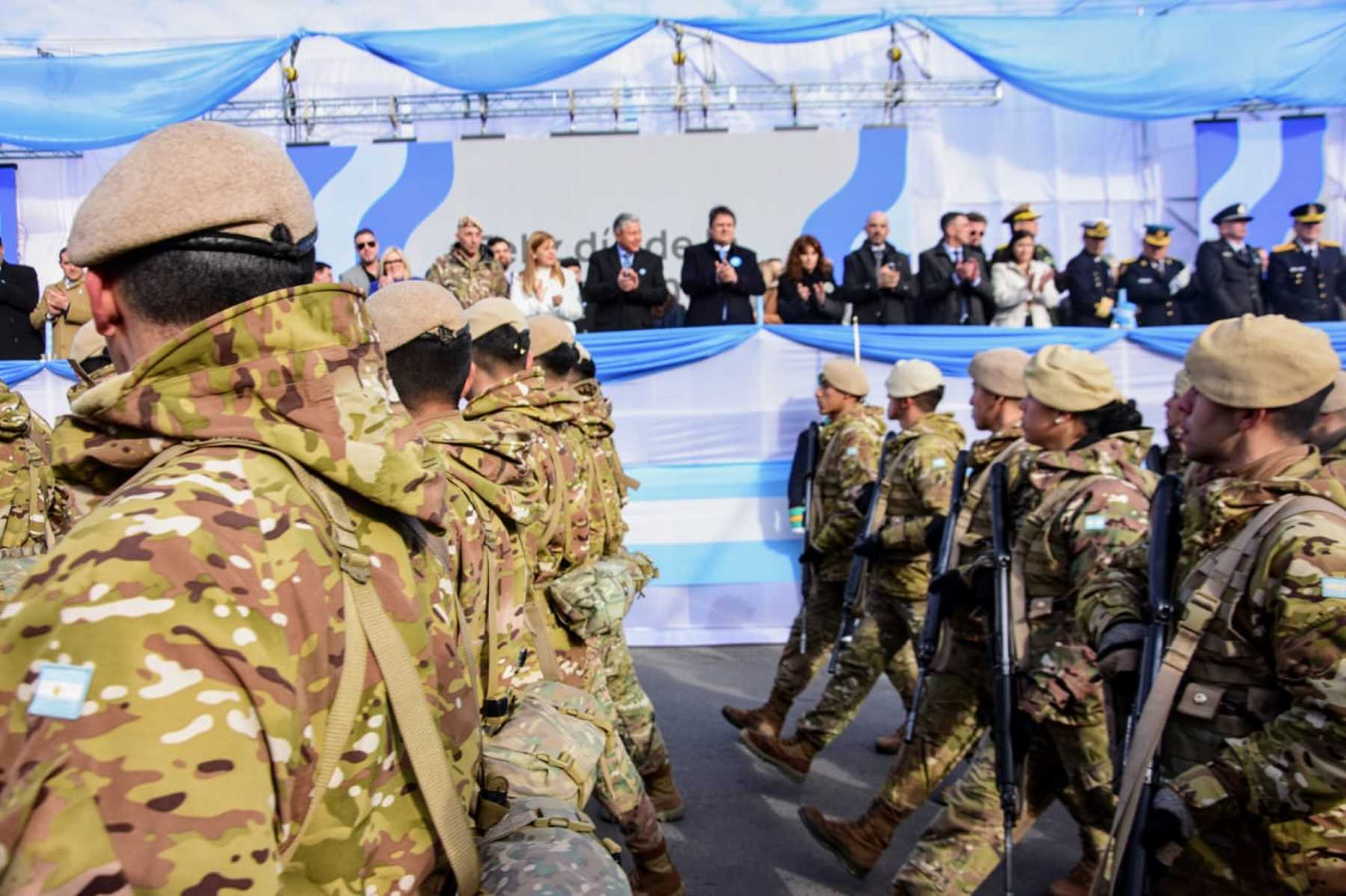 Desde un palco, Rolando Figueroa y Mariano Gaido siguieron el avance del desfile. Foto: Cecilia Maletti. 