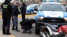 Imagen de Impactante persecución en moto termina con dos demorados en Neuquén: le habían robado a una mujer