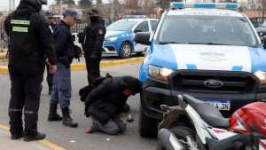 Impactante persecución en moto termina con dos demorados en Neuquén: le habían robado a una mujer