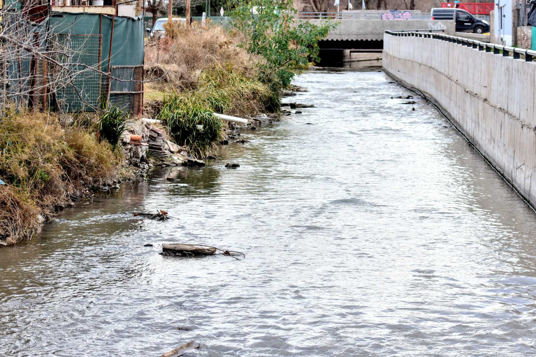 El arroyo Durán sale del Limay en Valentina, pasa por 6 barrios, colecta todos los pluviales de agua de lluvia de la barda y vuelve al río en la zona de los clubes (foto Cecilia Maletti)