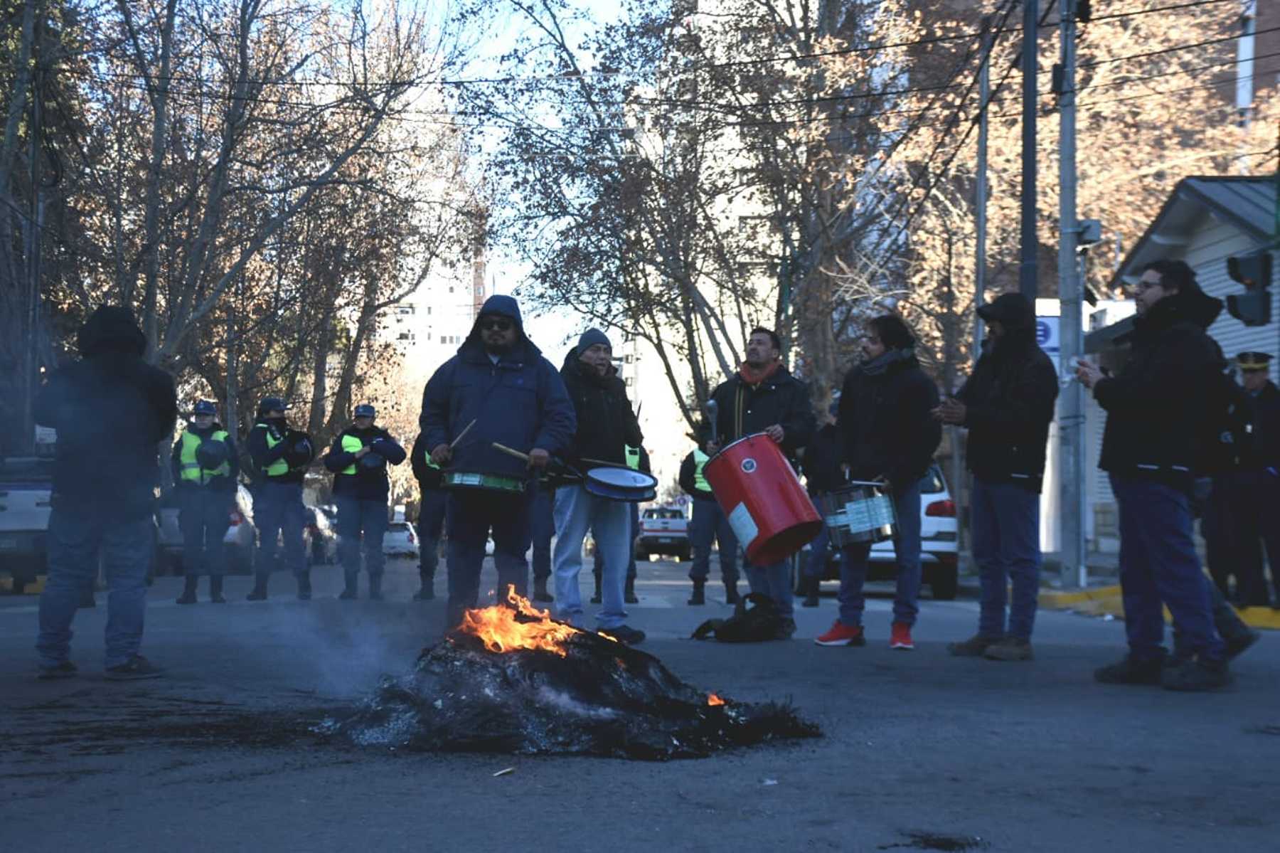 Trabajadores del EPAS reclamaron la semana pasada frente a Casa de Gobierno. Crédito Matías Subat