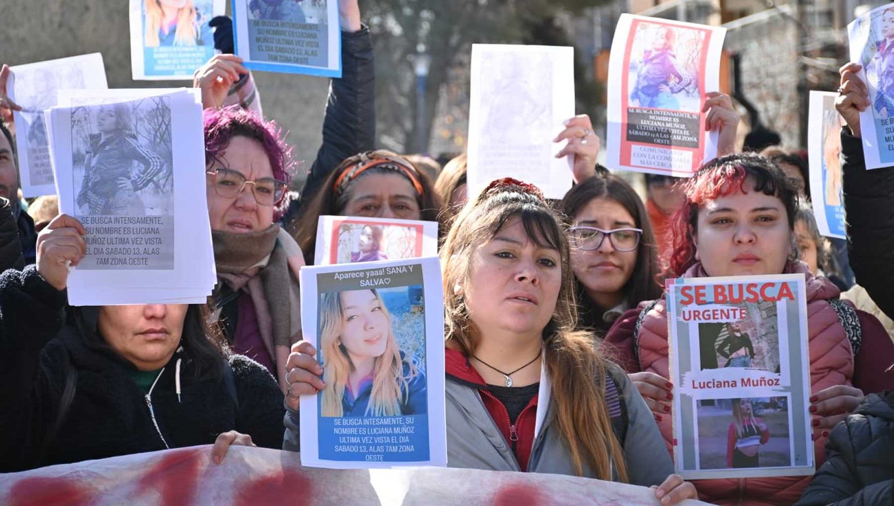 La madre de Luciana Muñoz con una foto de su hija desaparecida, durante una marcha en Neuquén. foto: Florencia Salto