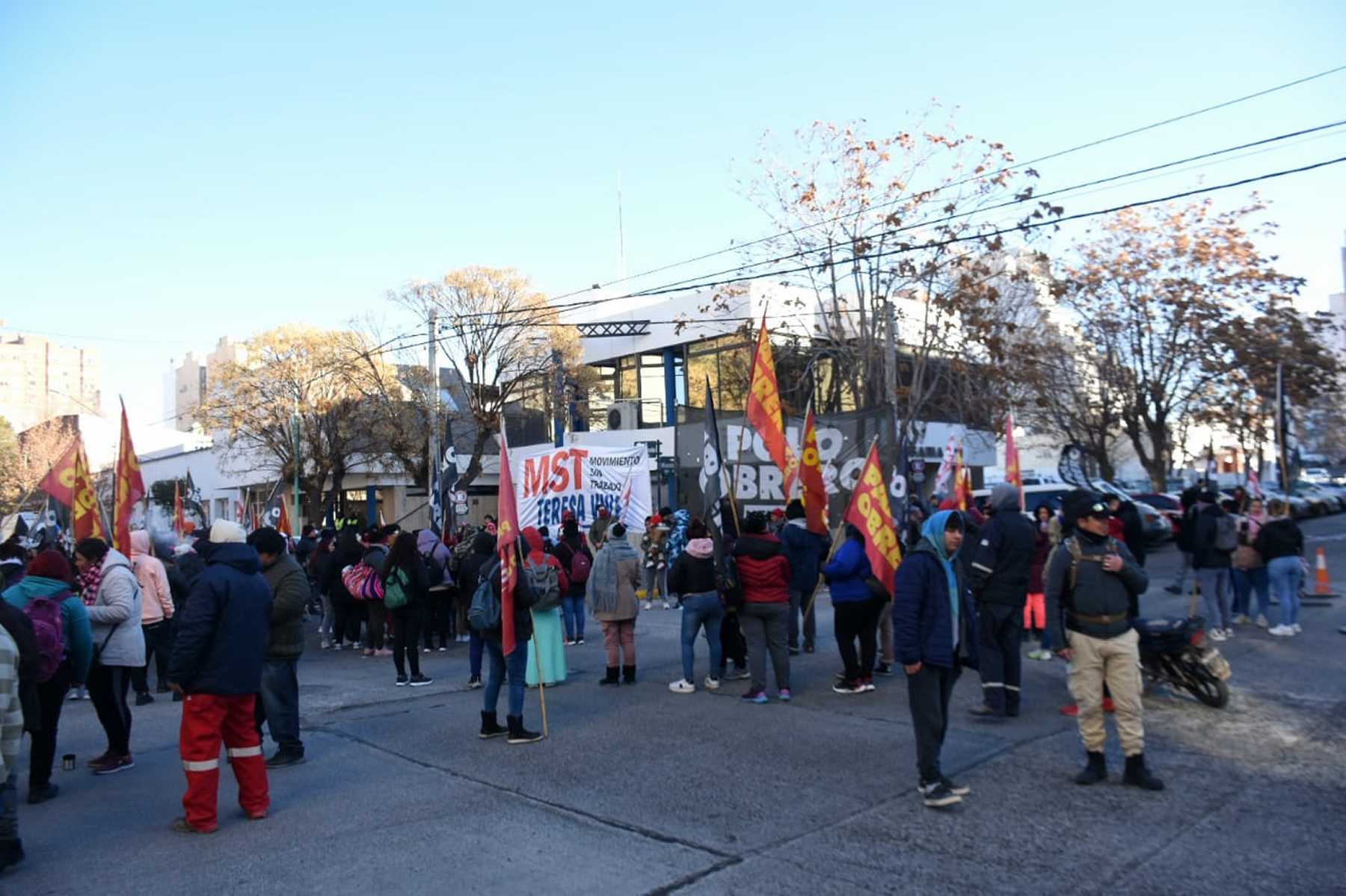 Organizaciones de Neuquén protestaron en la comisaría primera contra las detenciones durante los 14 allanamientos. (Foto archivo: Matías Subat)