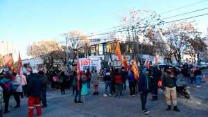 Organizaciones de Neuquén suspendieron el acampe: ahora exigen en la comisaría la libertad de las detenidas en los allanamientos