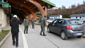 Impactante hallazgo en Cardenal Samoré: de Bariloche a Chile, llevaba la cabeza de un animal en la mochila