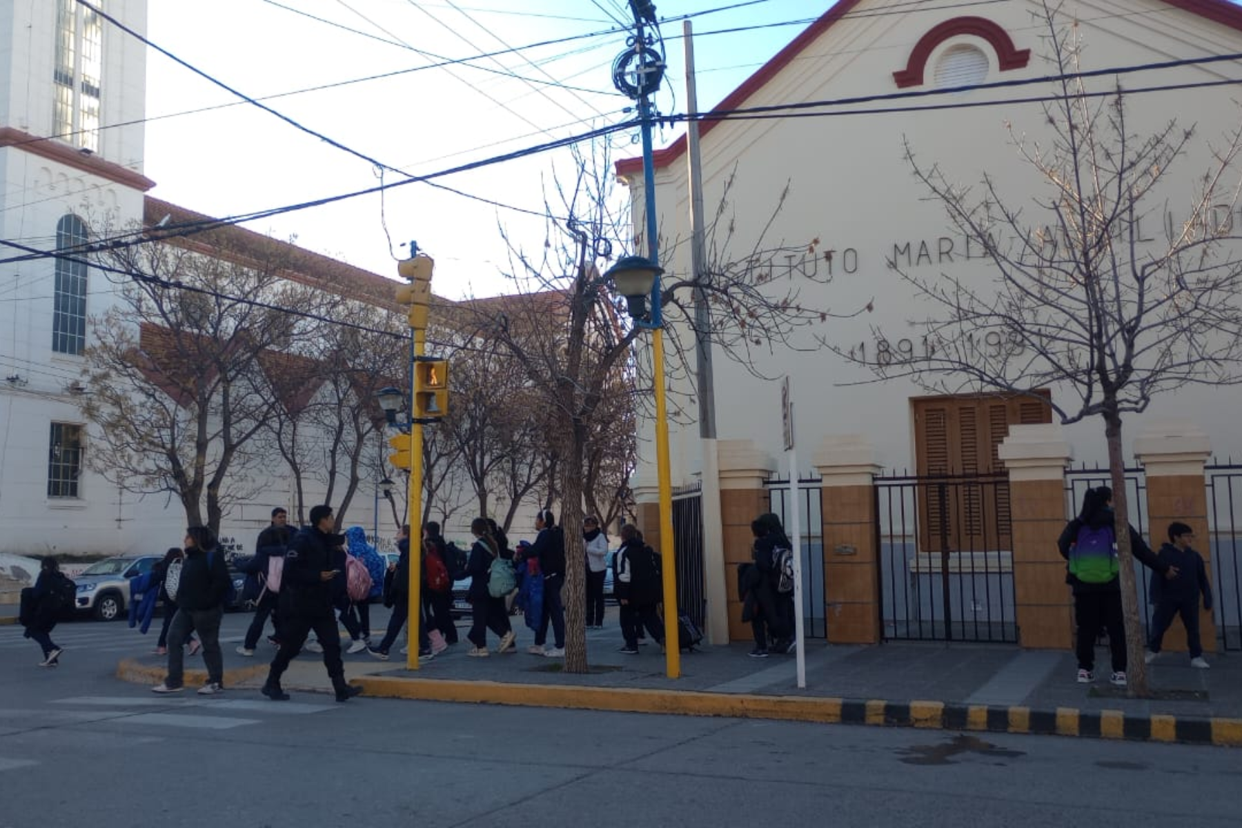 Policía de Roca bloqueando el tránsito en el centro debido a una amenaza de bomba en el colegio María Auxiliadora. 
