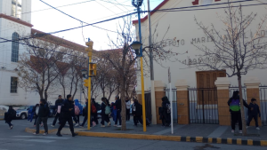 Corte de tránsito en una calle del centro de Roca: qué pasó