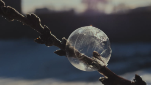 Así se congela una burbuja en Maquinchao, el video que recuperó Alberto Weretilneck para resaltar al pueblo más frío del país