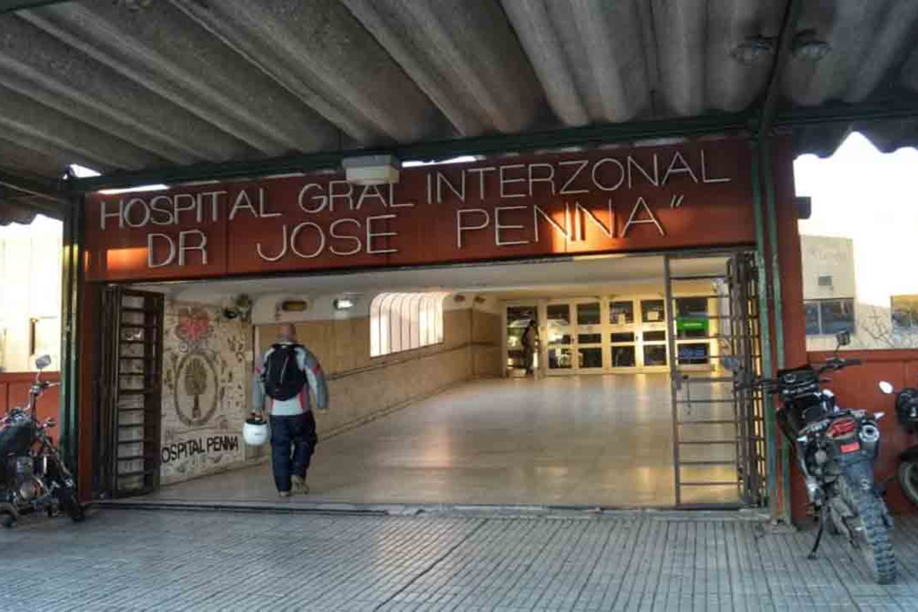 Gian, de 12 años, recibe atención médica en el hospital Penna de Bahía Blanca tras el incendio que destruyó su hogar en Carmen de Patagones.