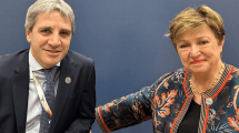 Imagen de La curiosa foto de Kristalina Georgieva y Luis Caputo que explotó en redes: «¿Y el brazo?»