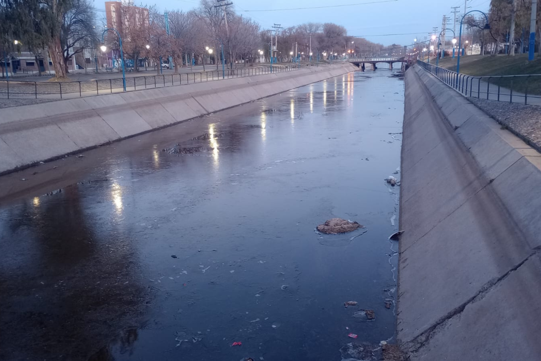 Este martes el canal grande amaneció con una capa de hielo más fina que el lunes. Foto: Juan Thomes