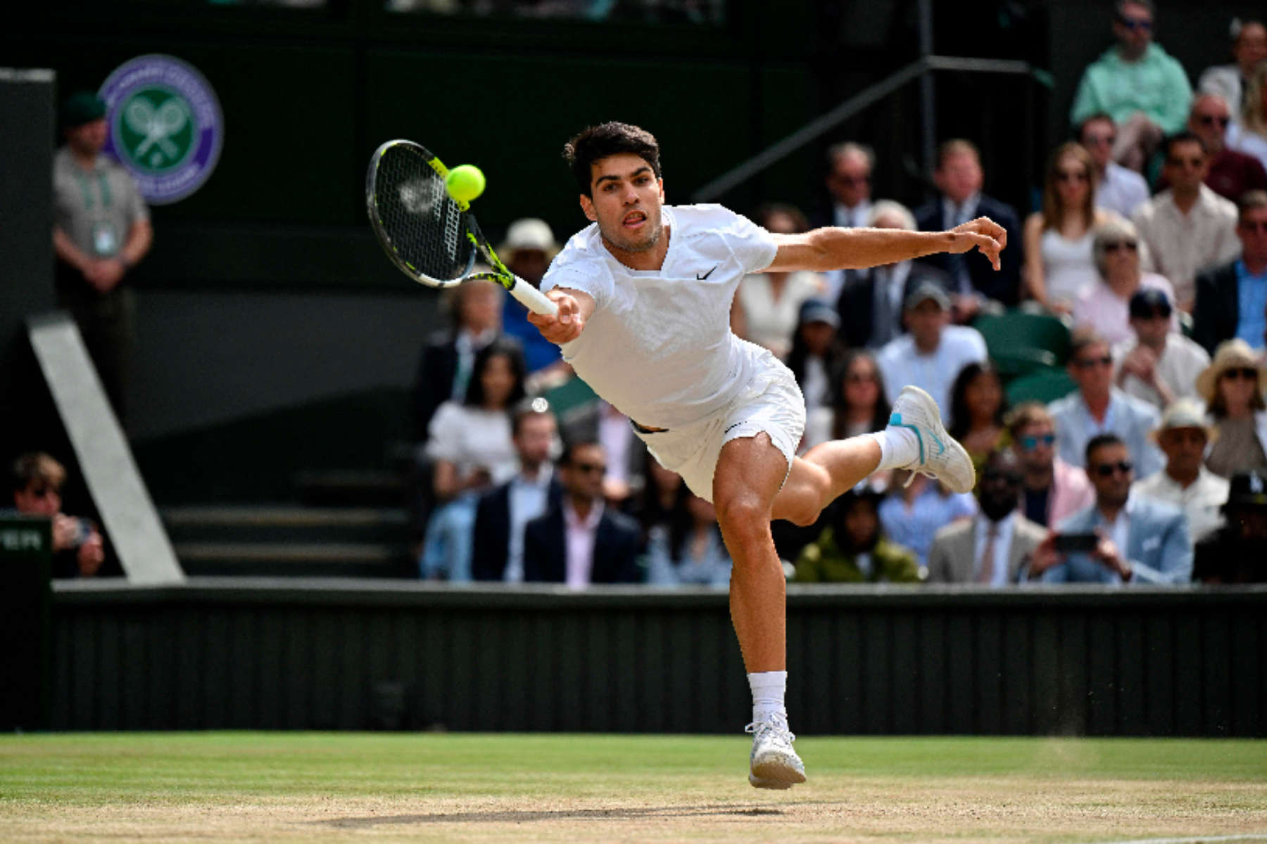 El español se coronó por segunda vez consecutiva en Wimbledon. Foto AFP/Andrej Isakovic.