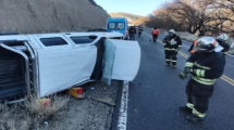 Imagen de Una familia de Chile volcó en la Ruta 234, cerca de Junín de los Andes: había hielo en la calzada