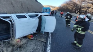 Una familia de Chile volcó en la Ruta 234, cerca de Junín de los Andes: había hielo en la calzada