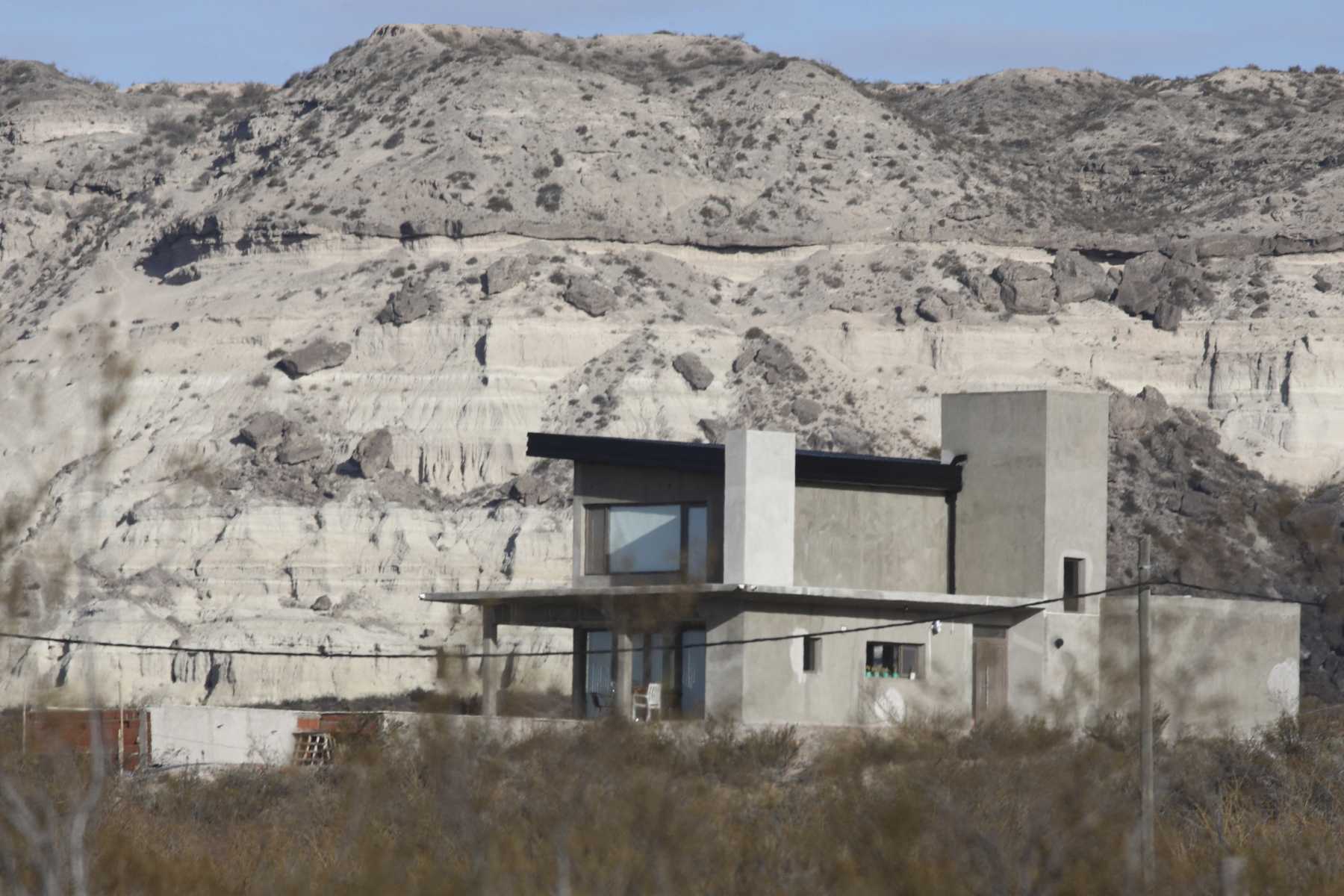 La casa construida en Pasó Córdoba, al pie de  las bardas de la margen sur del río Negro en Roca.