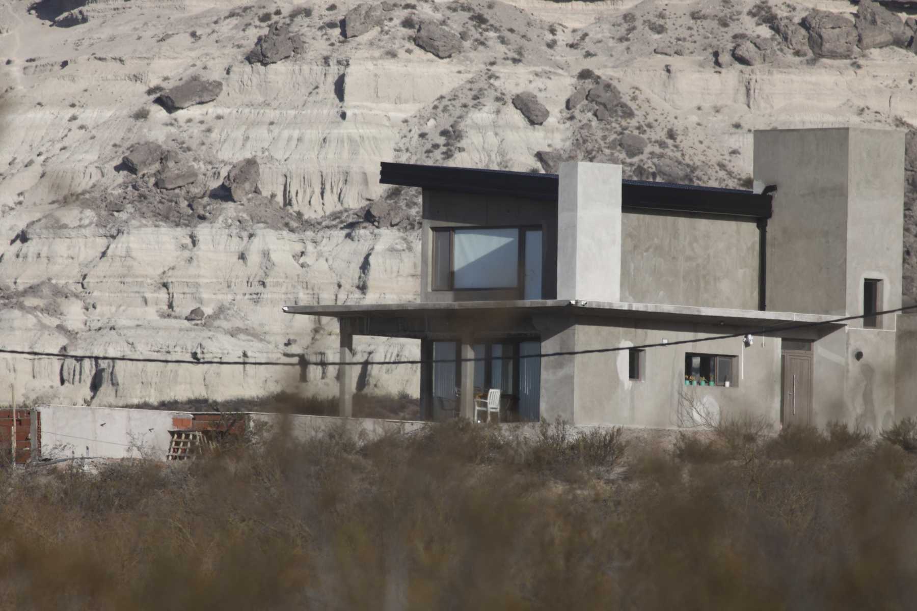 La casa construida en las bardas de Paso Córdoba. (Foto Juan Thomes)