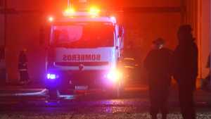 Video | Grave incendio en un frigorífico de Roca: más de ocho dotaciones de bomberos para controlar el fuego