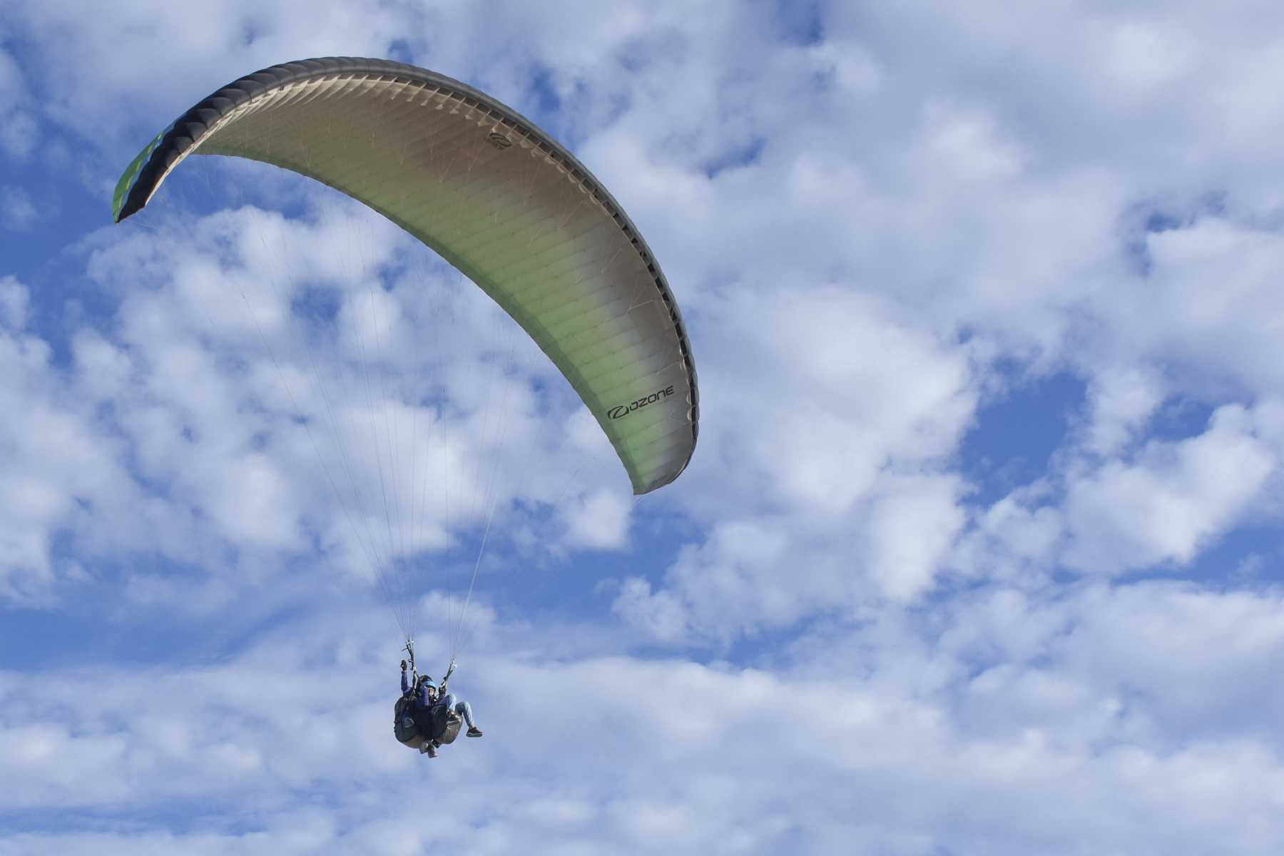 Primer vuelo de dos jóvenes de Roca y Neuquén en Paso Córdoba. Fotos: Juan Thomes