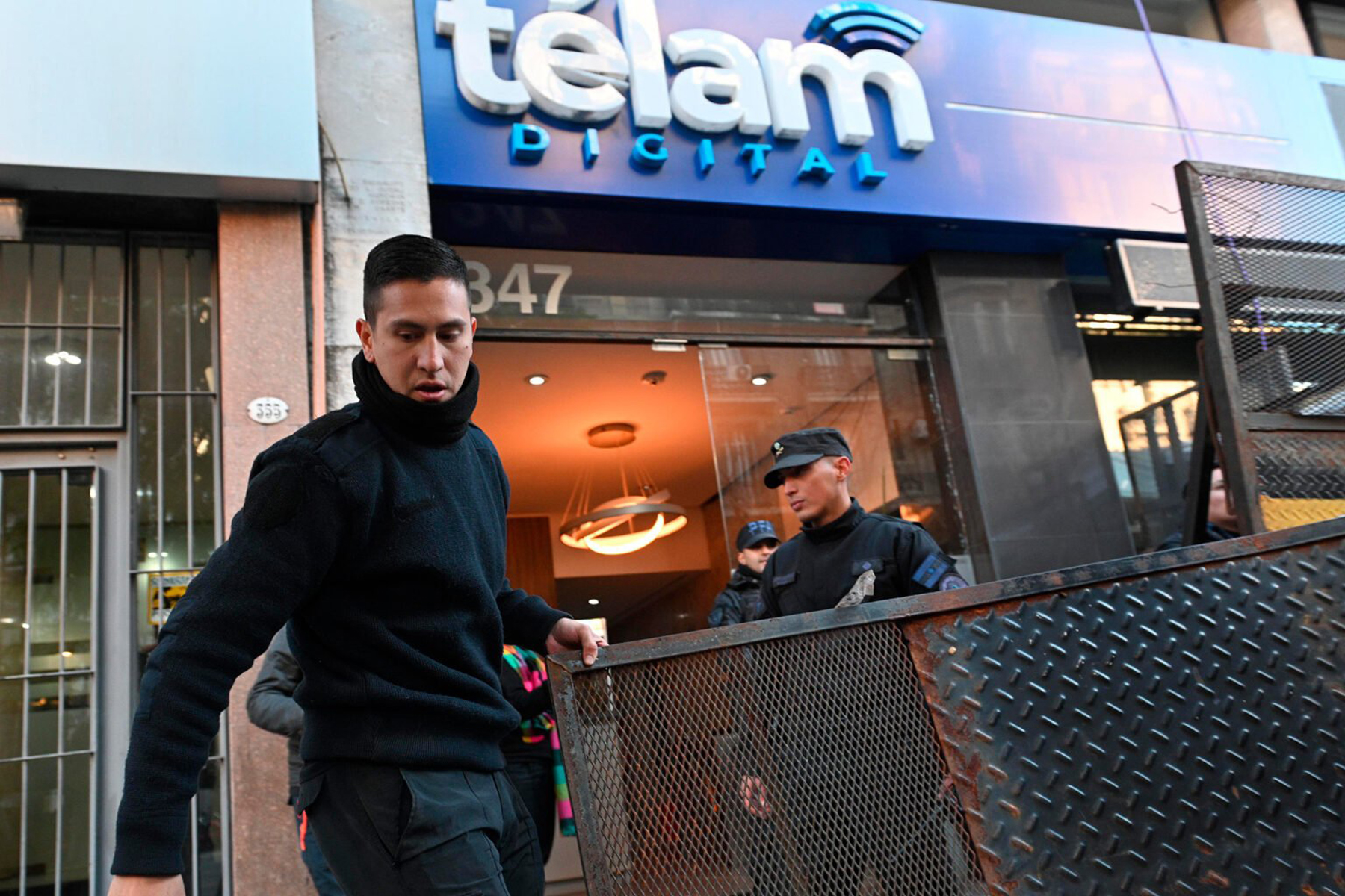 Efectivos policiales retiran las vallas de la sede en Buenos Aires. Foto: Somos Télam