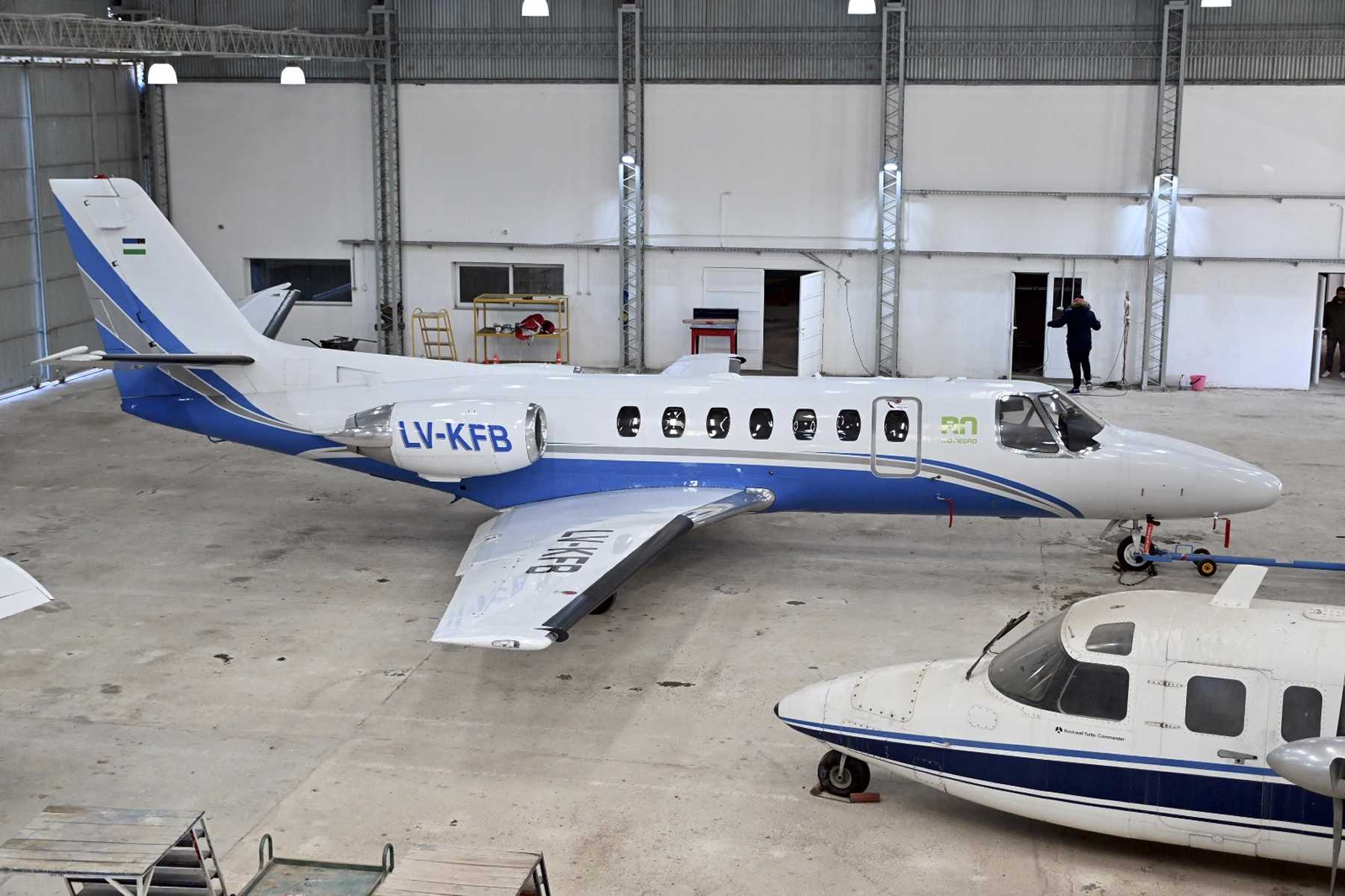 El avión Cessna se exhibió en el hangar del aeropuerto Castello, en Viedma. Foto: Marcelo Ochoa