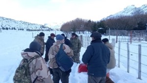 Aislado por la nieve de la Patagonia, se negó a ser evacuado sin sus perros: «No puedo dejarlos»