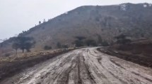 Imagen de Video | La Ruta 23 de Neuquén, entre pozos y barro por la nieve: así quedó tras el temporal