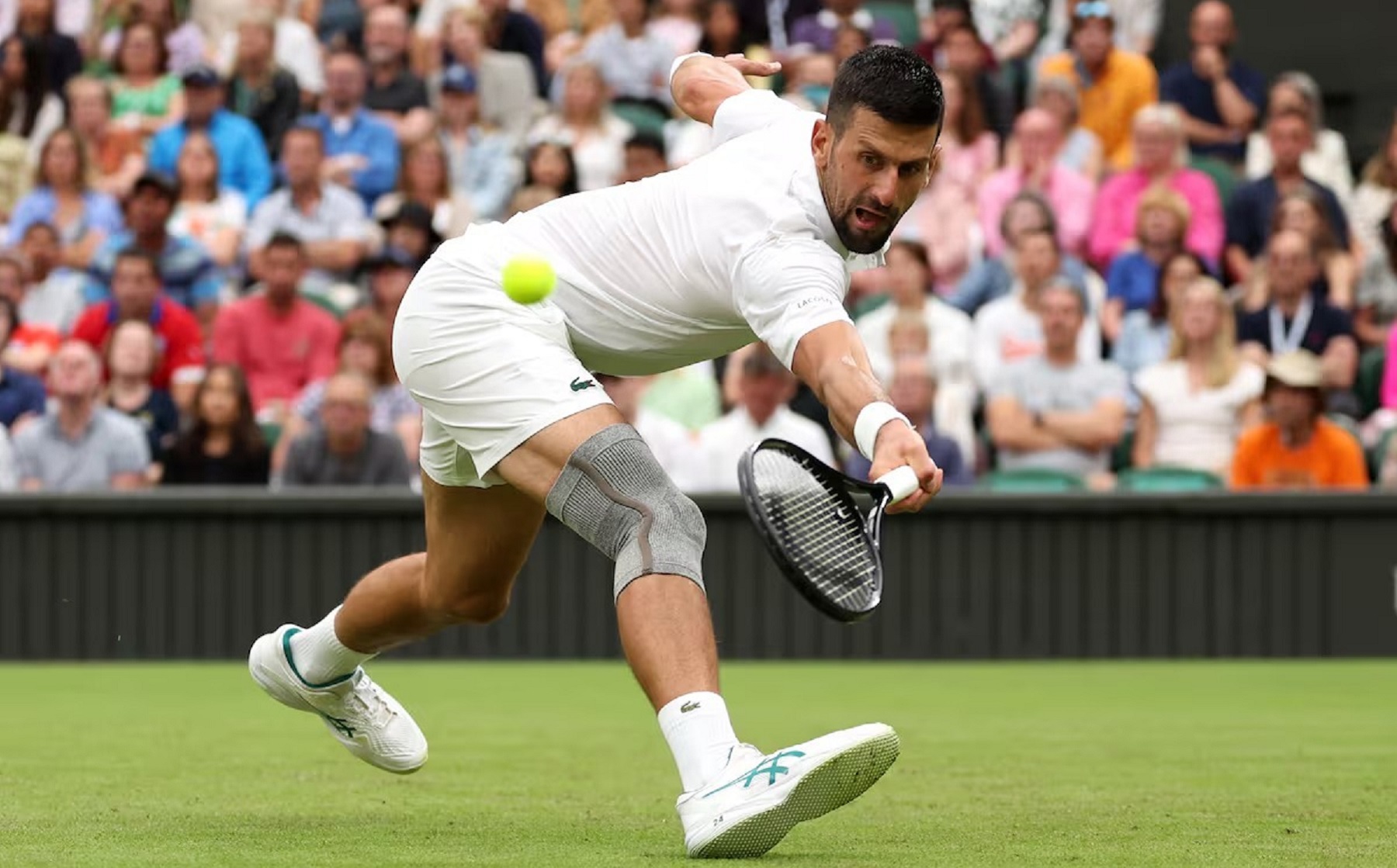 Novak Djokovic lució una particular rodillera en su debut de Wimbledon.