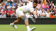 Imagen de Novak Djokovic desató la polémica en Wimbledon por la rodillera que utilizó tras su operación