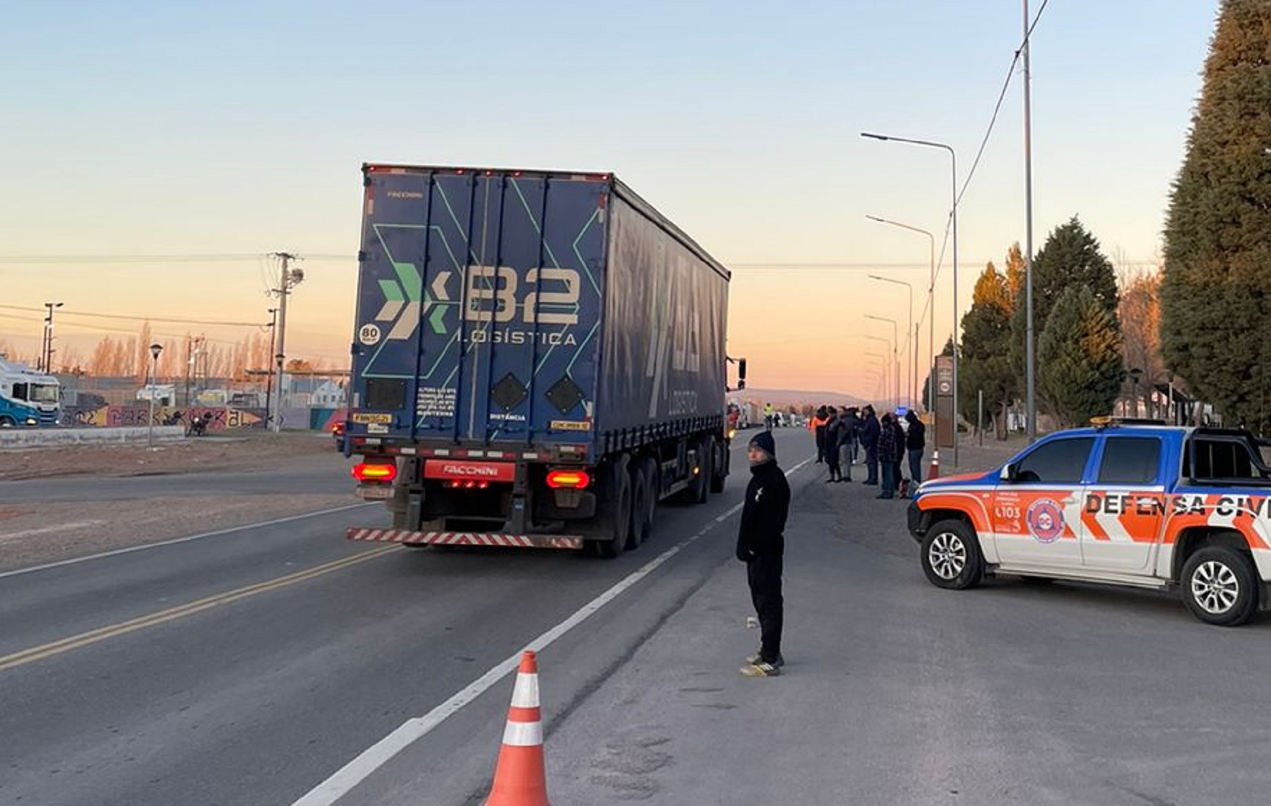 Unos 150 camiones pudieron cruzar por Pino Hachado este miércoles. Foto: gentileza Defensa Civil Cutral Co. 